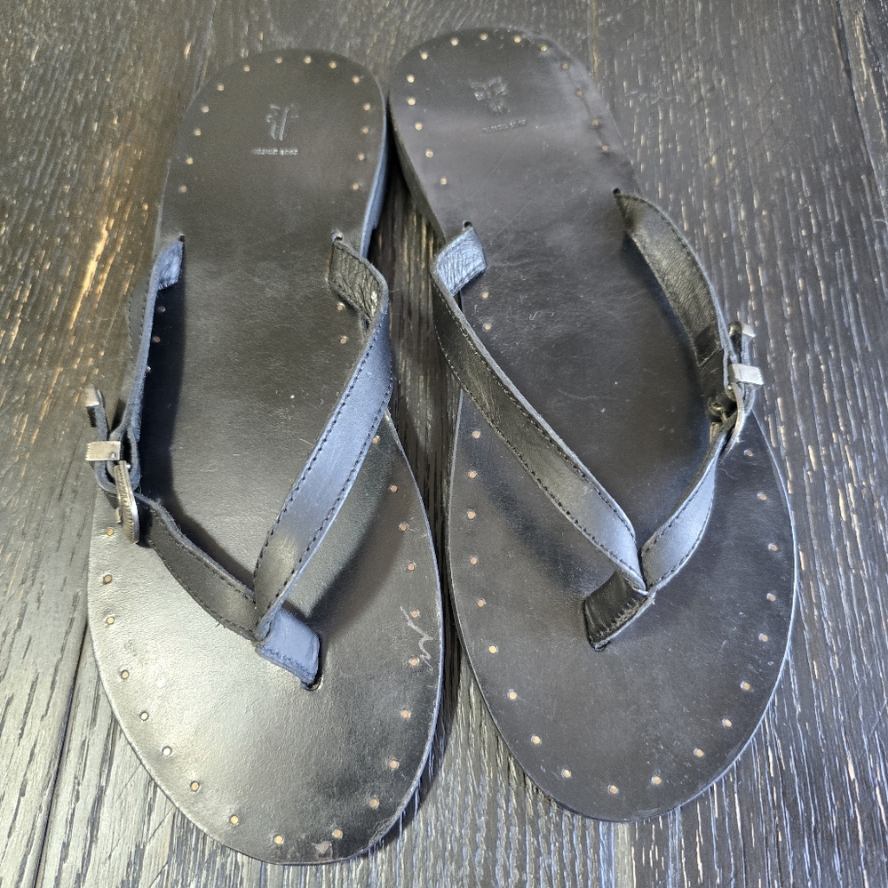 FRYE BUCKLE FLAT SANDLES SIZE 9
